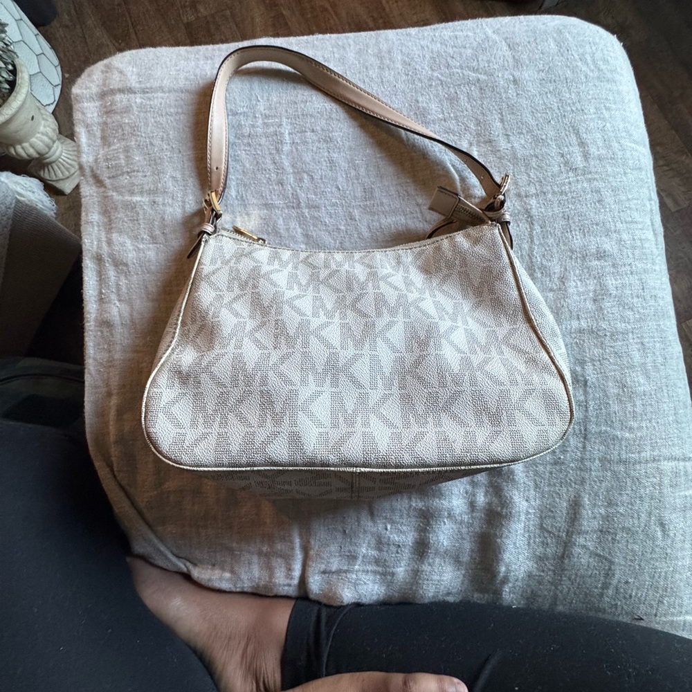 Michael Kors Cream Shoulder Bag with Gold Hardware - Picture 2 of 3